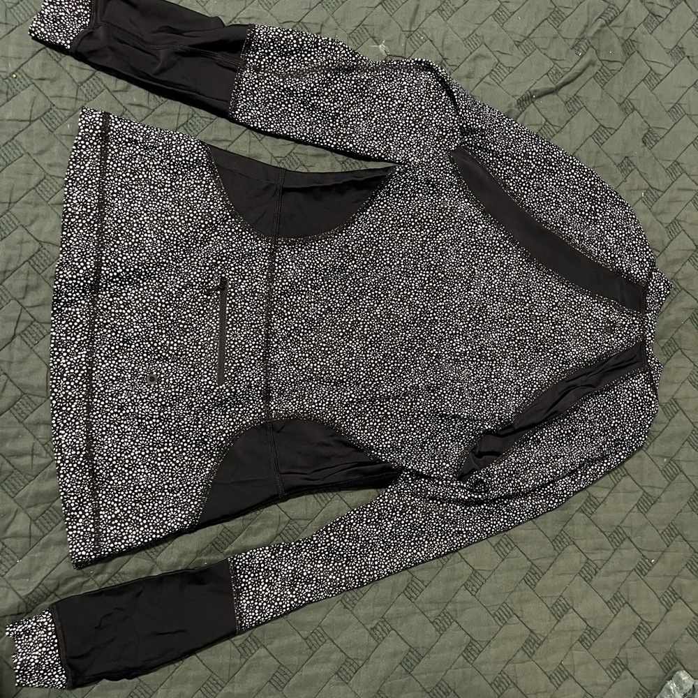 Lululemon Suns Out Rash Guard Sz 2 - Picture 3 of 5